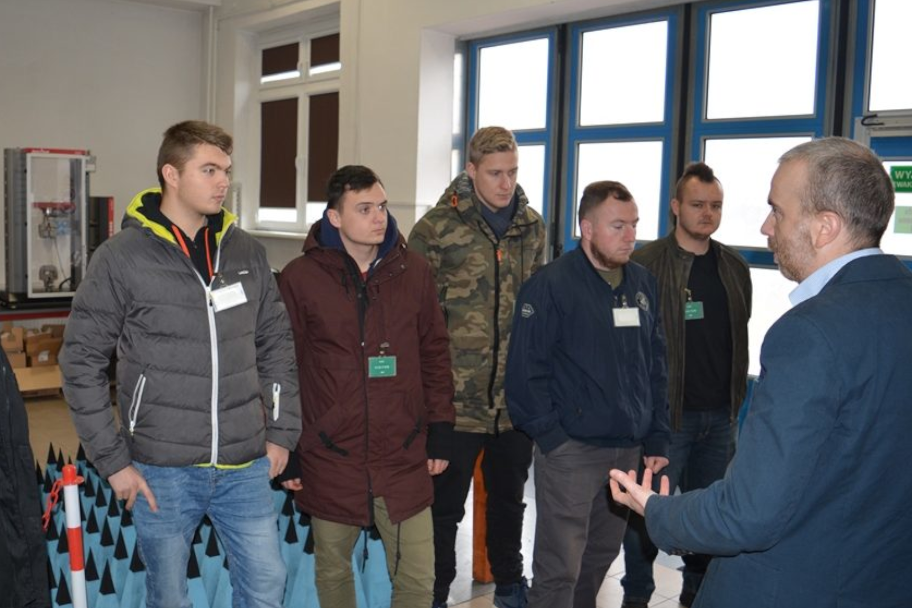 Studenci AMW na wykładach o projektach i badaniach