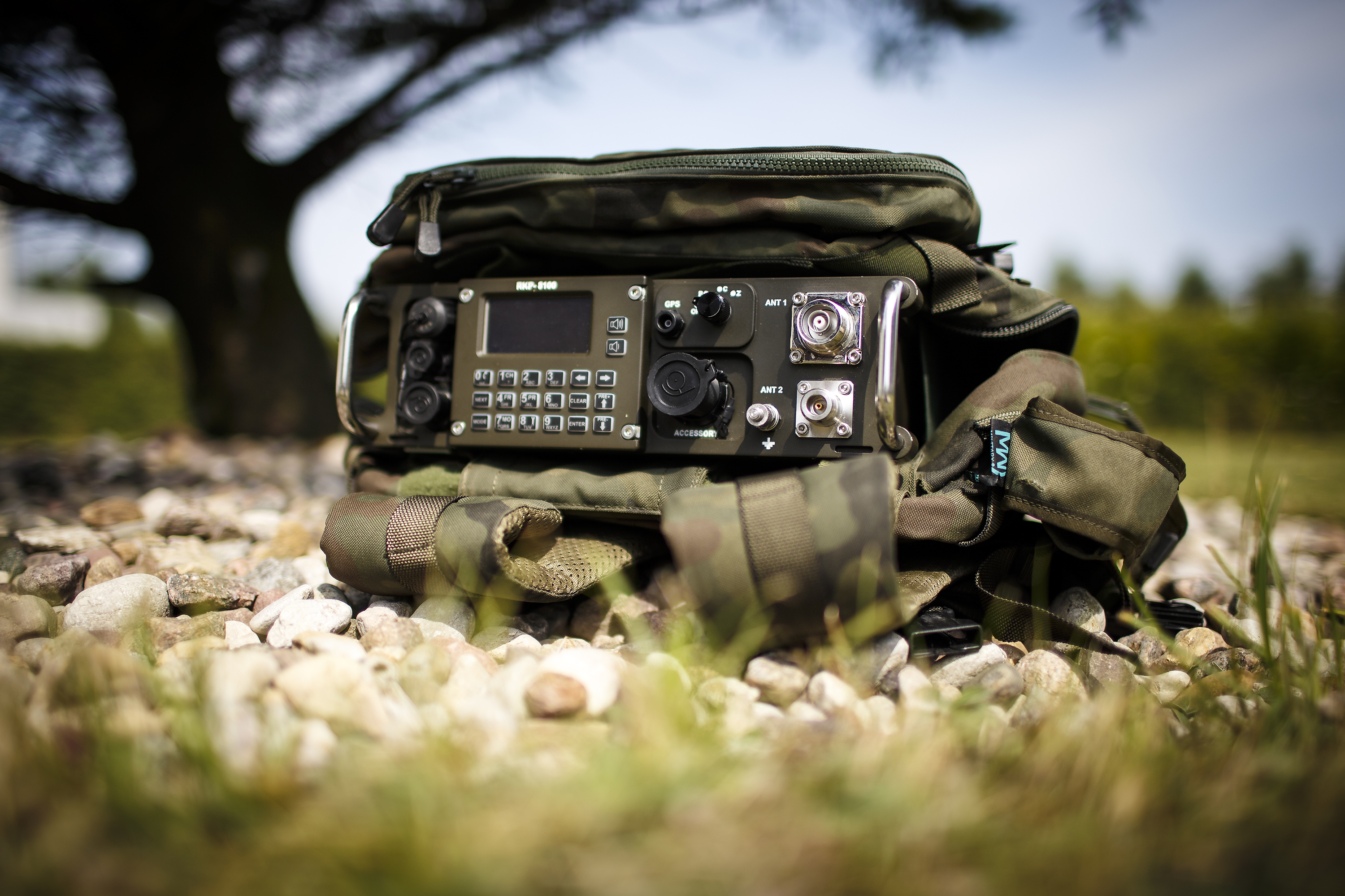 RKP-8100 w plecaku na poligonie